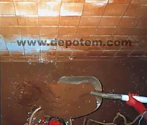 Su deposu temizliği 13 Kirli Bir Fayans Su Deposu Görünümü